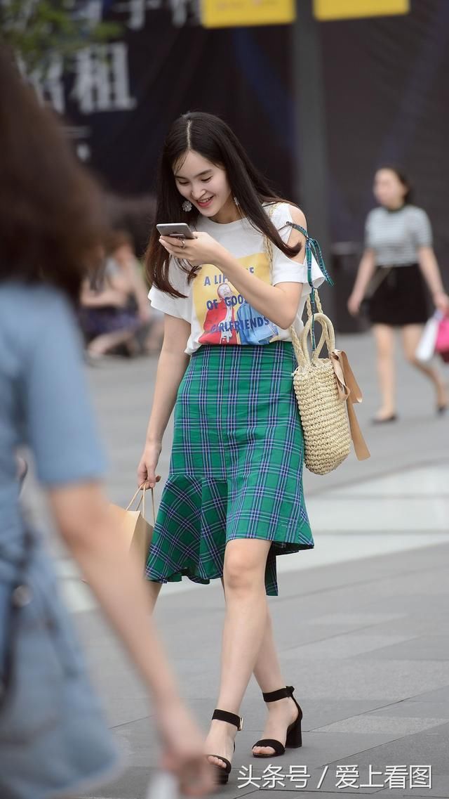 路人街拍，同色裙子和鞋子之间隔着一双美腿，整体高级性感