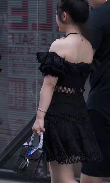 轻质少女一字露肩酥胸半露，面带桃花的美眉谁有本事娶回家？