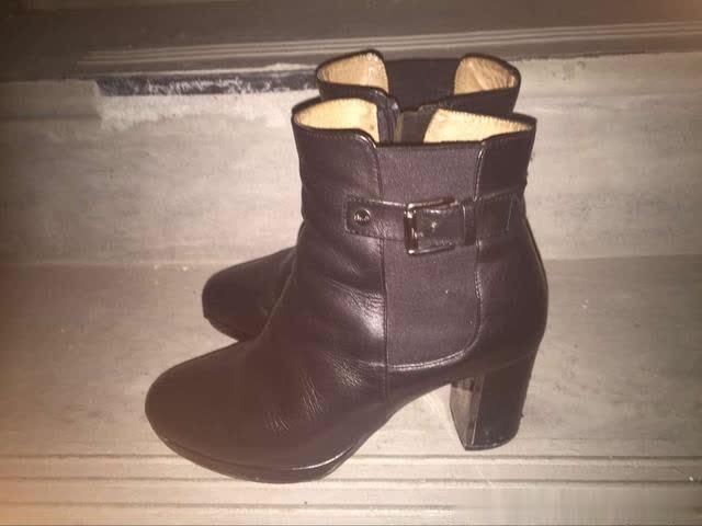 如果你经常出脚汗建议不要穿高跟鞋,应该搭配凉鞋或者高跟凉鞋!