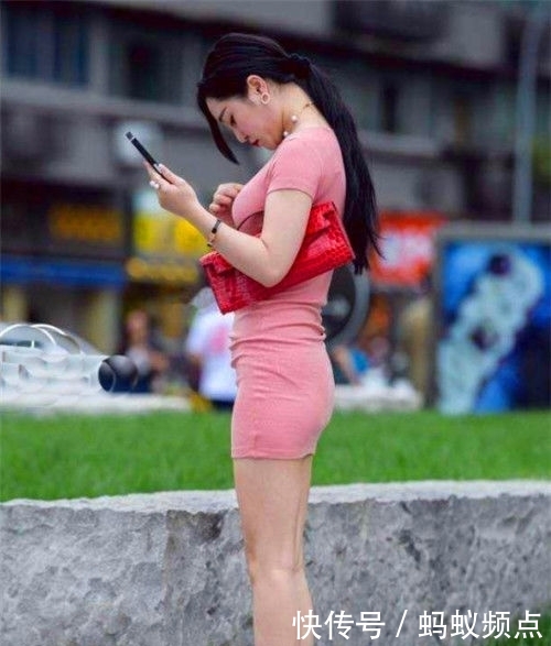 『 身穿』秀出白皙长腿，清秀靓丽，街拍：小美女身穿时尚的吊带连体短裤