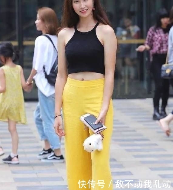  『美女』街拍：面容白皙的美女一条短裤，穿出了蝴蝶翩翩起舞的感觉