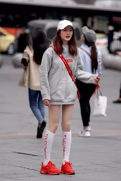 清纯可人的气质小姐姐，宽松卫衣巧搭超短裤大秀火辣美腿，可这就