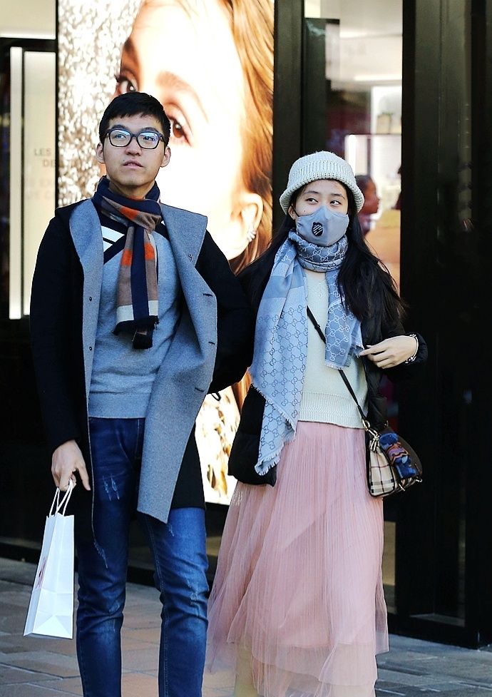  『和谐』街拍:美女比拼花式口罩,只为搭配更和谐