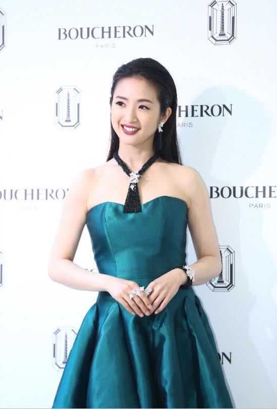 林依晨美得不像话!一袭抹胸礼裙优雅迷人，却涂错口红瞬间老十岁