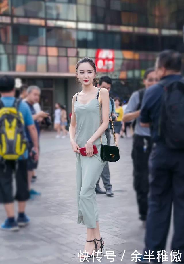  「可谓」街拍：豹纹高跟鞋搭配皮裙非常的相配，两者的结合可谓是天作之合