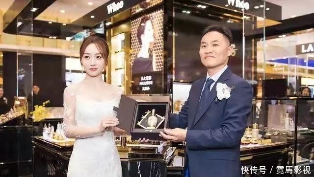 『 透纱』穿白色透纱连衣裙亮相,美到骨子里,杨蓉原来也是尤物身材