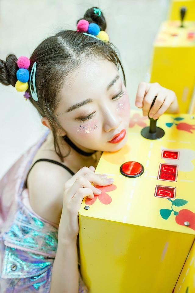 性感电玩美女鬼马个性活泼写真图片