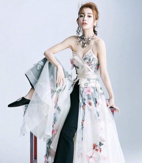 【配包】Angelababy越来越靓,黑色吊带配包臀裙少女感扑面而来,洋气减龄
