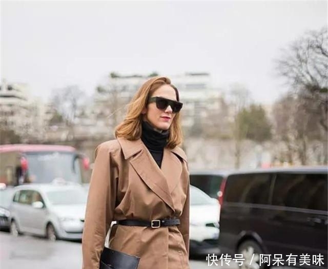 #秋冬季节穿#女人不管什么身材,秋冬穿大衣时,搭配这4双鞋子,时髦超显腿长