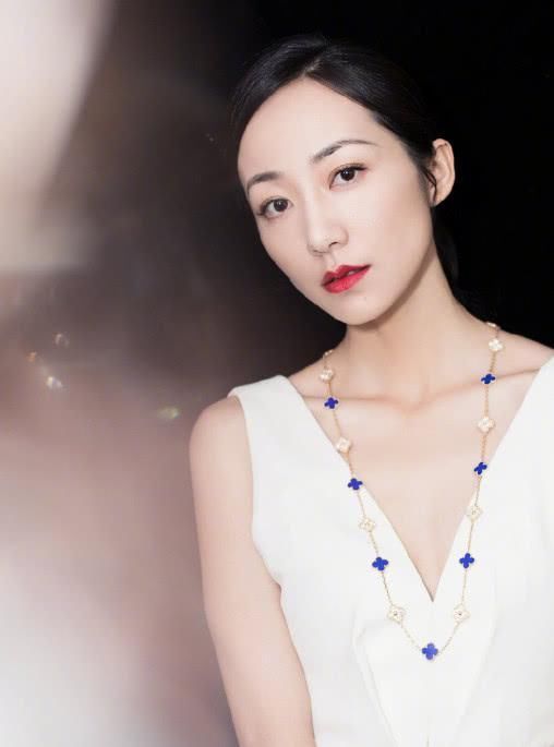 还是韩雪会玩,低胸装还挂长款项链,意外凸显好身材!