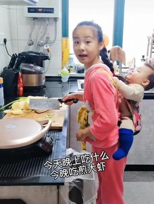 『背着』“最懂事女儿”火了,背着弟弟为全家做饭,赶妈妈去休息太暖心