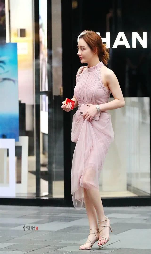  「美女」街拍：选择同色系搭配的美女