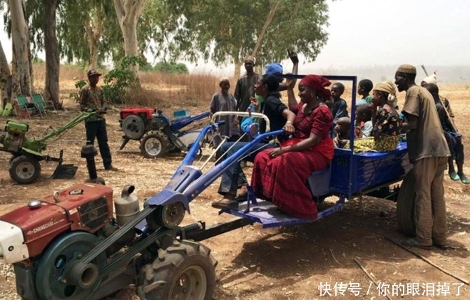 中国拖拉机出口到国外，竟然被老外这样使用，网友：有才！