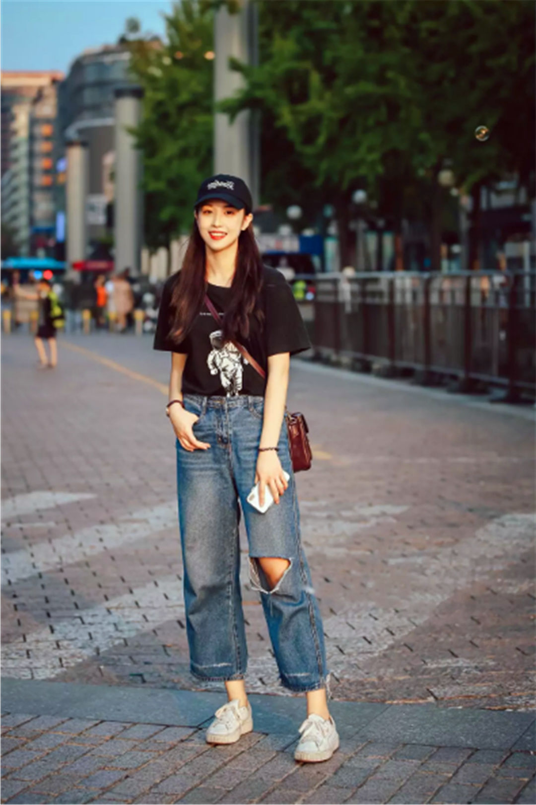 街拍:图6美女找个丑女当闺蜜，上街就被对比，扎心了!