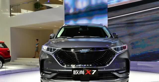 『车型』国产再添B级厚道车,内饰媲美奔驰,12万配2.0T,设计不输奥迪