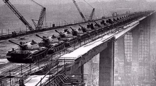 中国曾用上百辆坦克验收大桥，这个国家也来模仿，结果损失10亿