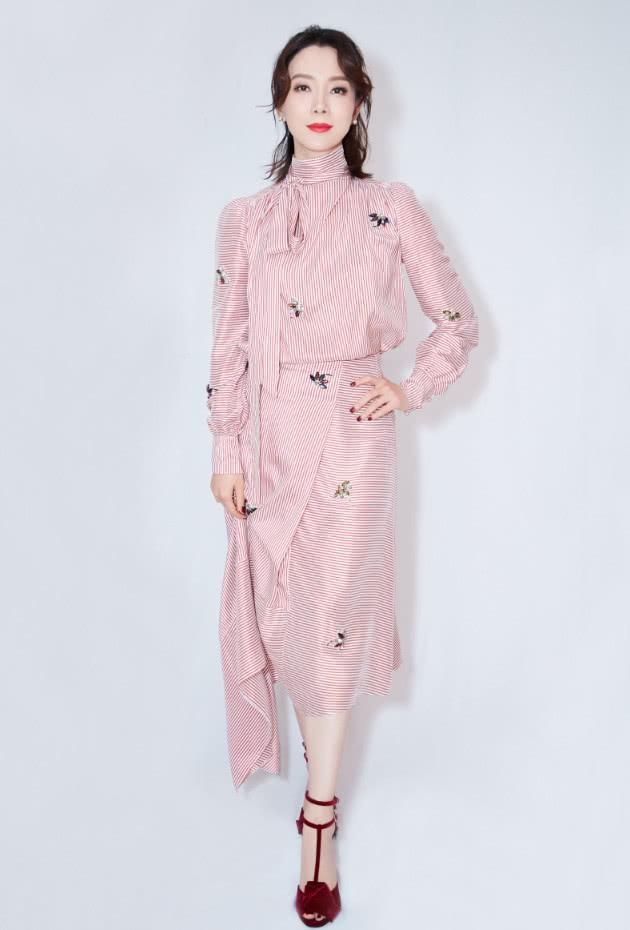 陈数穿这么简单，穿错小女孩的鞋子就出门，女神气质藏不住!