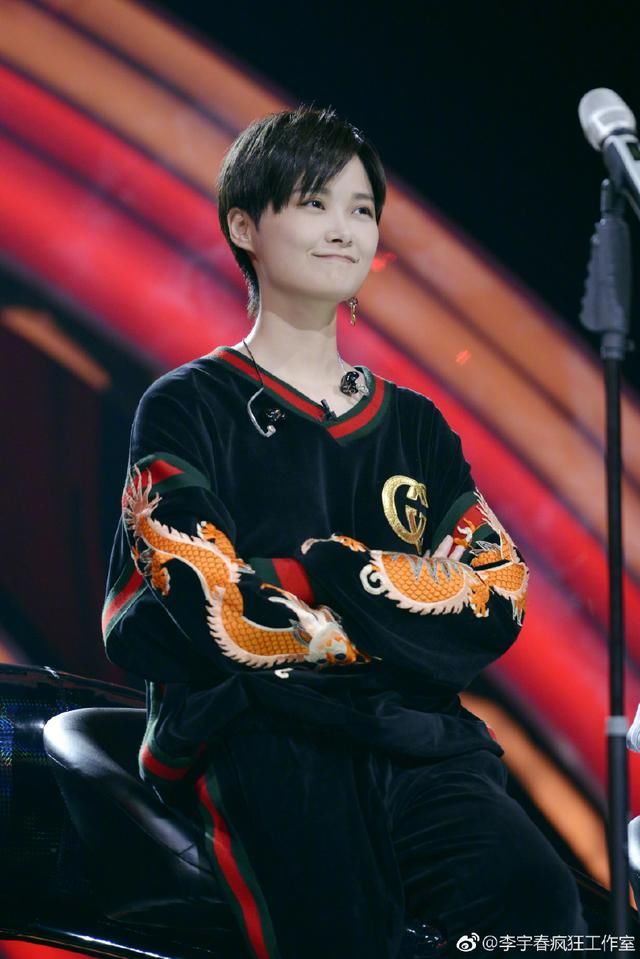 李宇春终于穿对衣服了!红色外套搭配短裤,网友:越来越有女人味