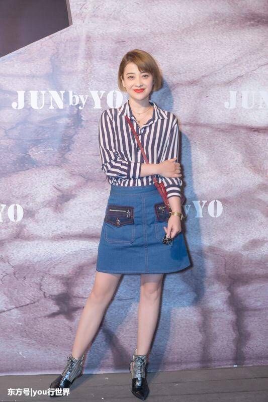 梅婷一点都不瘦,而且腿还有点粗!可她穿衣,怎么看都觉得舒服!