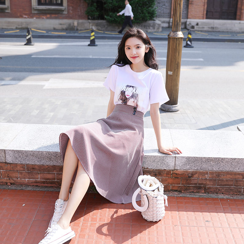 谁说女人太丰满了不美，看女人穿的“大摆裙”，高挑性感有韵味