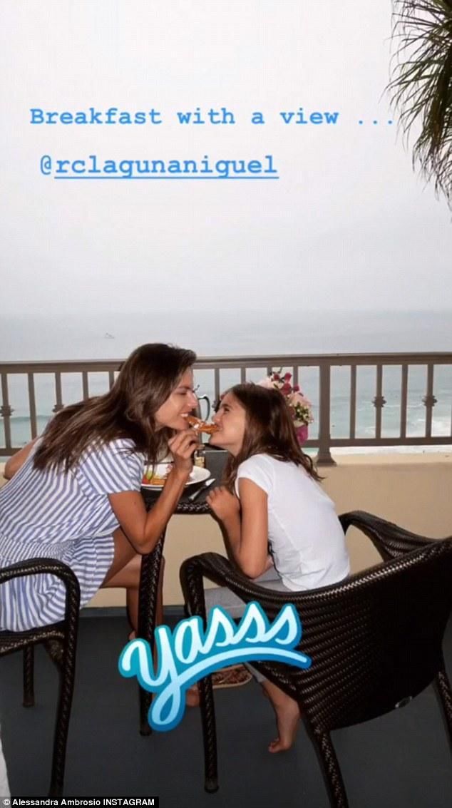 巴西37岁前维秘名模单身生两个孩身材如初 穿白色比基尼海滩游玩