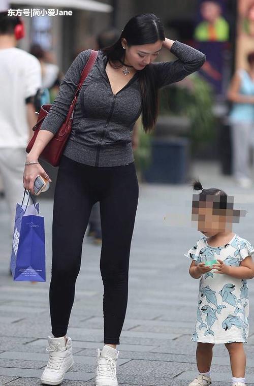 有“韵味”的年轻妈妈穿紧身裤带娃，这样行动肯定轻松又方便
