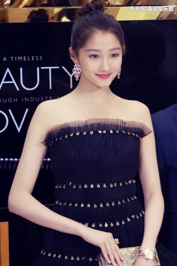 关晓彤的精修图和未修图区别在腰?别人修图瘦腿瘦手，她却瘦腰!