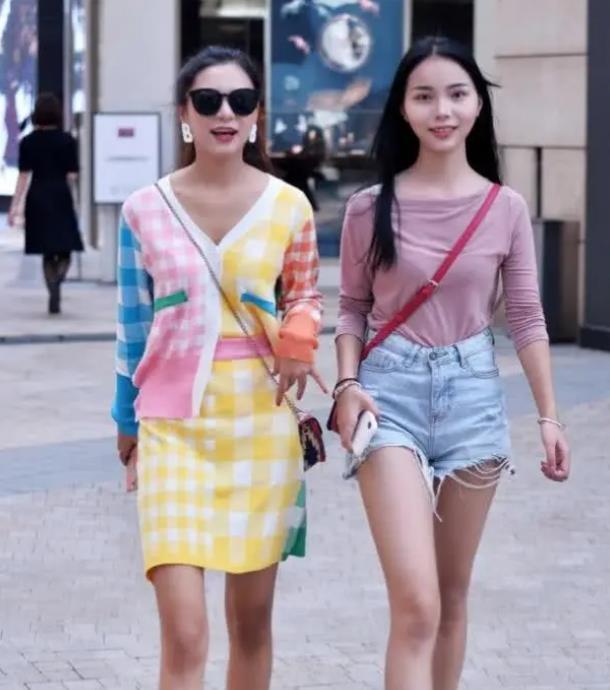 美女■街拍:双目澄澈的美女,一条粉色的连衣裙,魅力气质十足