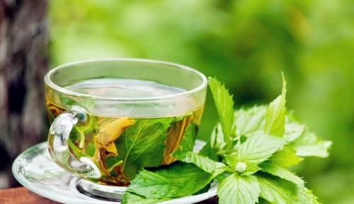  衰老：女性每天喝11种排毒美容茶。他们的皮肤娇嫩美丽，看起来更年轻