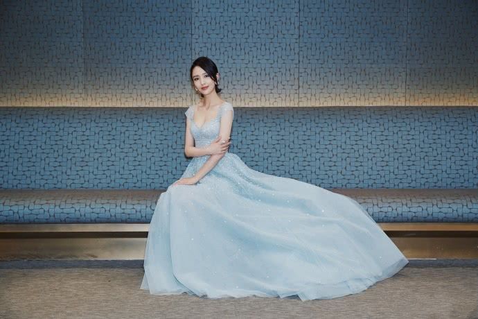 佟丽娅真大胆，这么高难度的皮裤也敢穿，一般人穿绝对丑哭了！