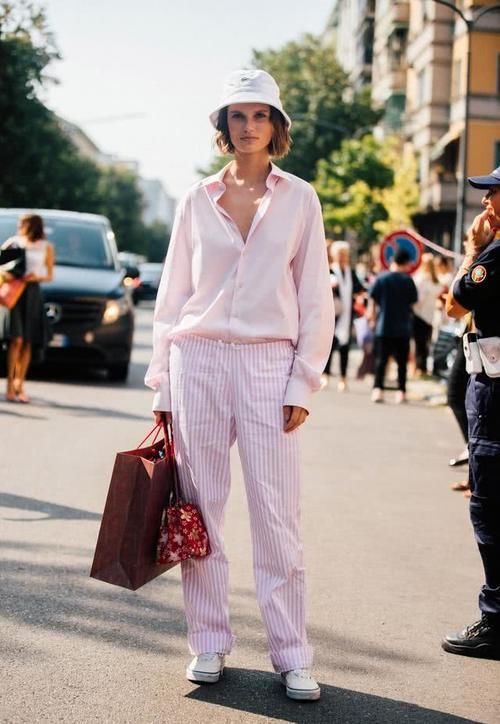  搭配@时尚单品渔夫帽，戴上它不仅能遮阳，还能给造型时尚感加分