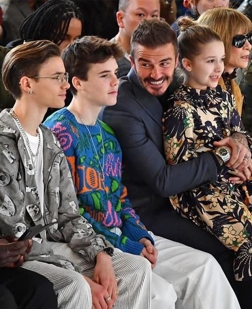 时装周：贝克汉姆携儿女亮相时装周，8岁小七穿印花裙，坐爸腿上成团宠