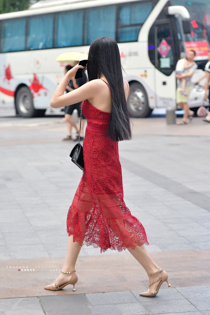 路人街拍，吊带镂空连衣裙，红红火火的美丽