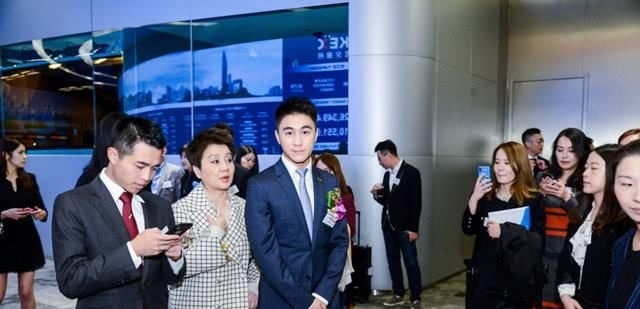  [男主持]何猷君痛批辱华主持人：你的父母怀胎十月生下你，为他们感到可惜