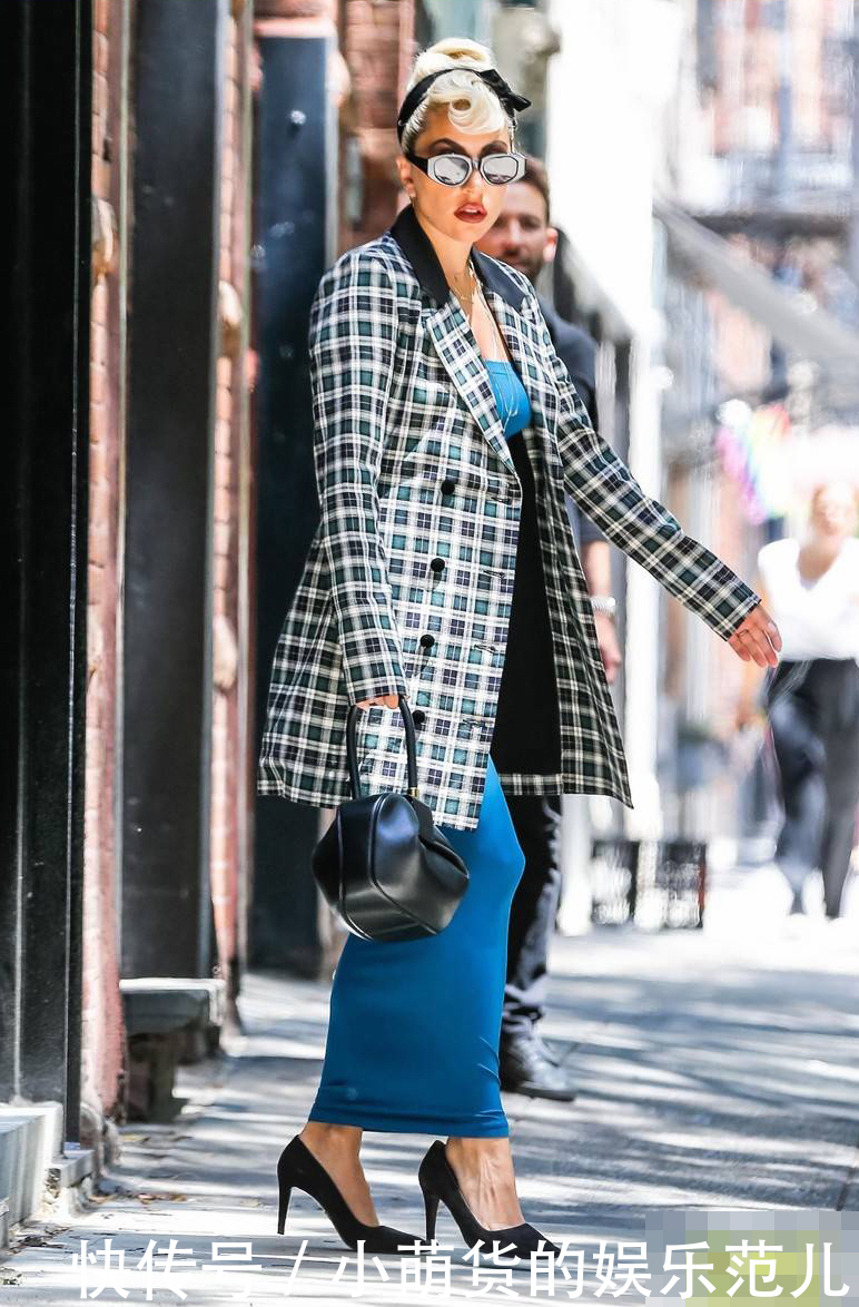 LadyGaga出街，小肚子鼓好高太抢镜，网友：里面是真实存在的吗？