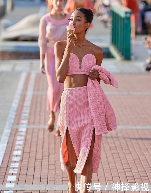  『冰淇淋』今年裙装就该选冰淇淋黄色，女孩就应该穿“淡黄的长裙”，不是吗
