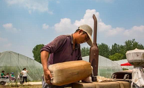 农村大爷20万建房60万卖给城里人，称不知该进城还是下乡