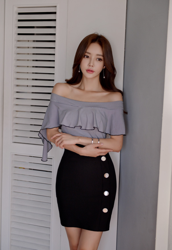 女神孙允珠，沥青花蛾荷叶飘带抹胸包臀裙