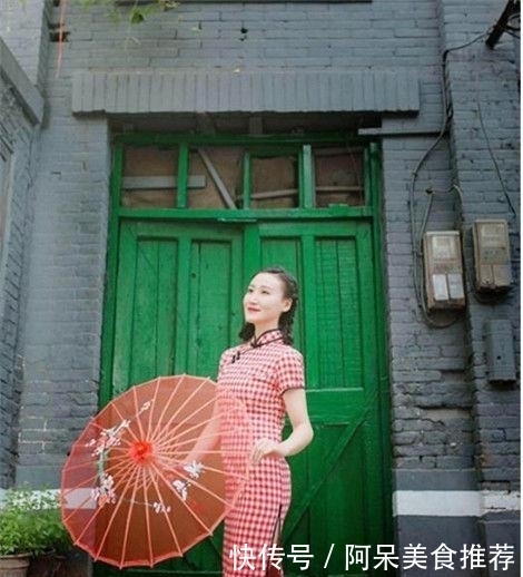 美丽动人|美丽动人的美女街拍:俏皮可人的美女,就能穿出青春洋溢的气息