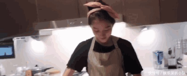 关晓彤深夜素颜亲自下厨, 穿绿睡裤同时翻炒俩锅变身俏丽小厨娘