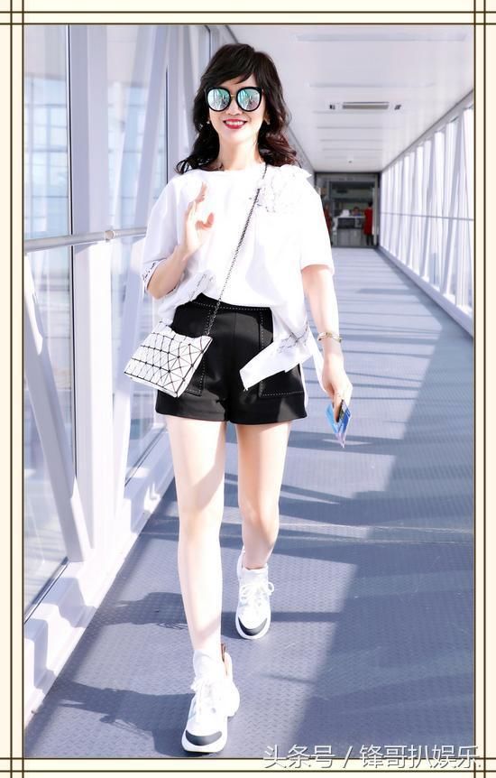 赵雅芝这蕾丝衫穿的，连打底裤都遮不住，网友:她老公真的放心?