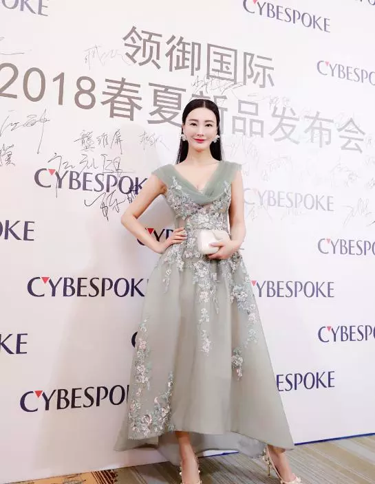 王李丹妮身材简直了，很难让人驾驭住啊，网友：这能兜得住吗！