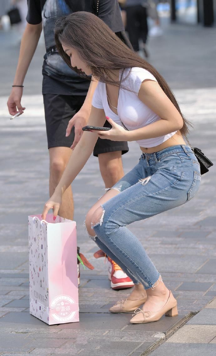 武汉街拍:小姐姐穿低胸肚脐小衬衫，彰显肉感却被路人“欺负”