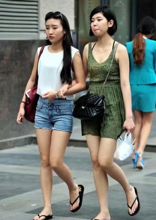 路人街拍，军绿色的纯色小吊带，秀出小姐姐精致优雅的锁骨