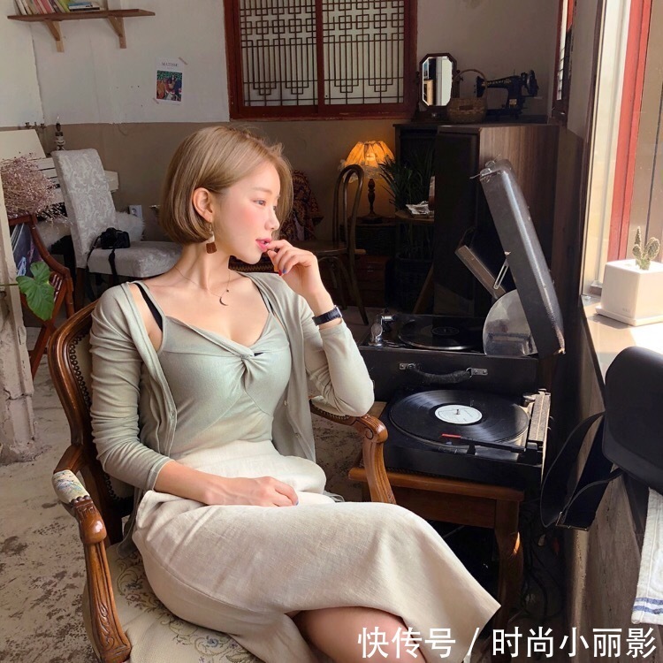美丽时尚的紧身裙美女，展现柔美的身材轮廓！