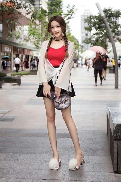 街拍 吊带背心和牛仔裤 只能美女的身材苗条 驾驭这么好