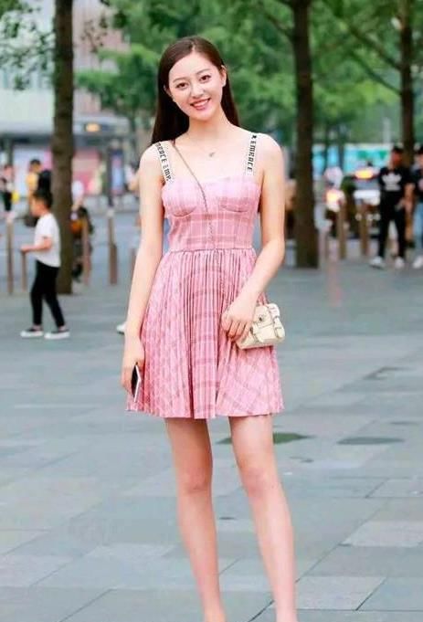  「风采」街拍：气质高雅的美女，一条白色的连衣裙，时尚女神魅力风采