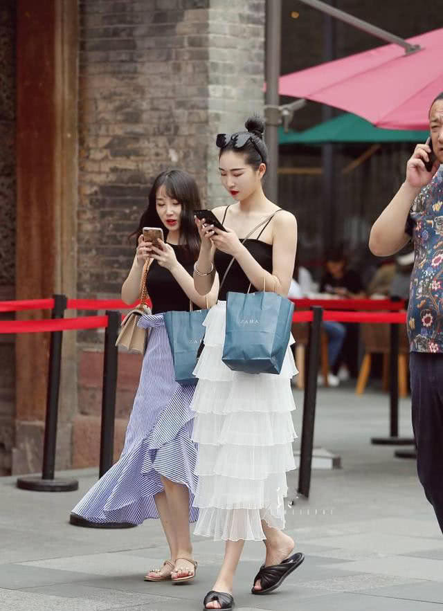 街拍：时尚清新美女，迷人有魅力，网友：没钱养不起啊！