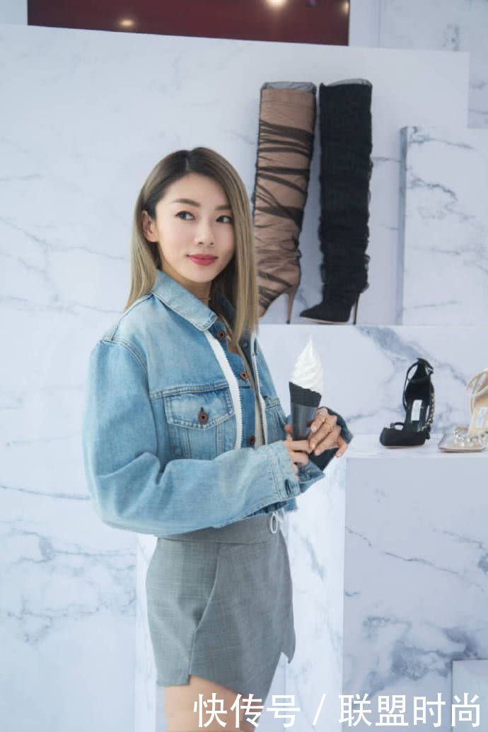 程晓玥胆真大，裙子穿得只能遮住重点，坐下来的瞬间好尴尬啊！