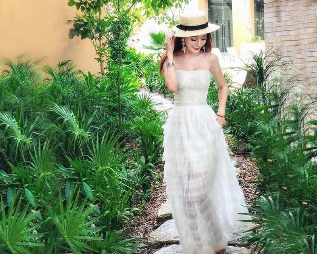 白色抹胸连衣裙，气质中带着几分温婉还带着几分小妩媚的气质